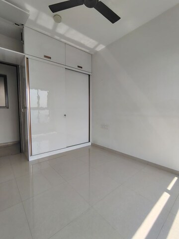 Room in 2 BHK Apartment at Kalpataru Paramount, Kapur Bawdi – for Sale