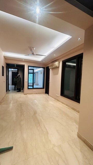 Room in 3 BHK Builder Floor at Panchsheel Enclave – for Rent