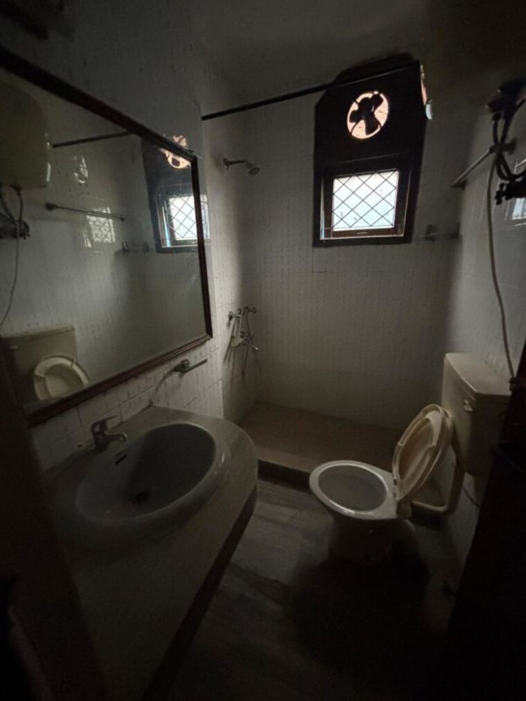 Bathroom, greater kailash i 3 Bedroom 208 Sq.Yd. Builder Floor In Greater Kailash I Delhi 9940261