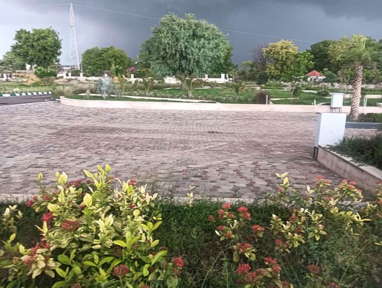 Garden, super corridor  655 Sq.Yd. Plot In Super Corridor Indore 9940299