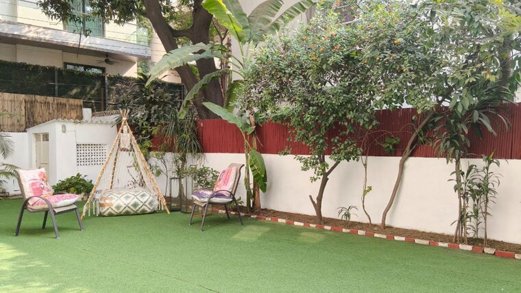 Garden, vasant vihar 3 Bedroom 400 Sq.Yd. Builder Floor In Vasant Vihar Delhi 9940406