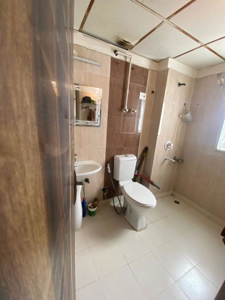 Bathroom, mahagun-mezzaria 3 Bedroom 2500 Sq.Ft. Apartment In Sector 78 Noida 9940516