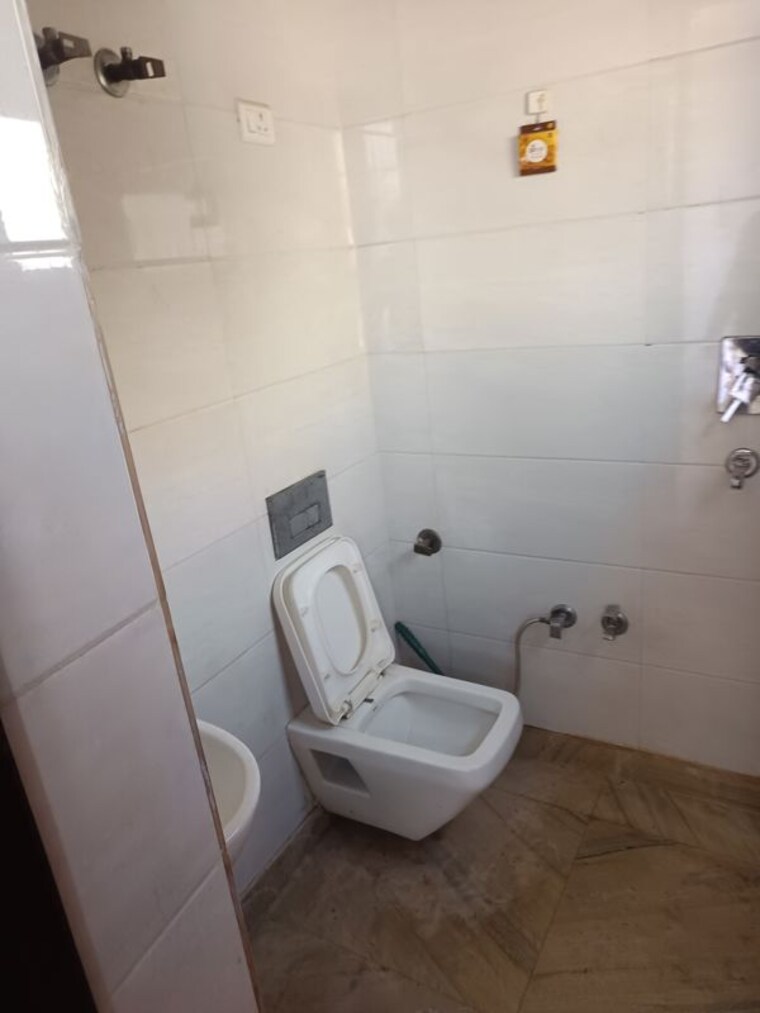 Bathroom, rohini sector 11 3 Bedroom 1350 Sq.Ft. Builder Floor In Rohini Sector 11 Delhi 9940653