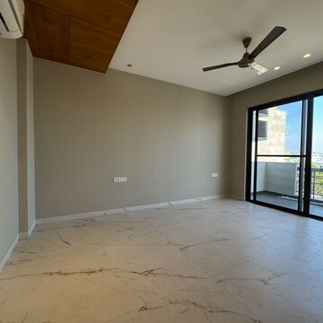 Room in 3 BHK Builder Floor at Sector 10 – for Rent