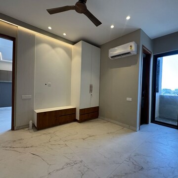 Room in 3 BHK Builder Floor at Sector 10 – for Rent