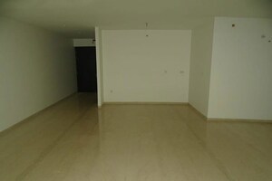 Room in 4 BHK Apartment at Oberoi Realty Esquire, Goregaon East – for Rent