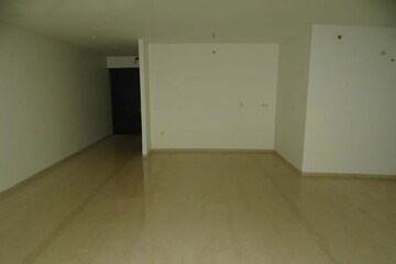 Room in 4 BHK Apartment at Oberoi Realty Esquire, Goregaon East – for Rent