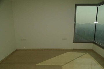 Room in 4 BHK Apartment at Oberoi Realty Esquire, Goregaon East – for Rent