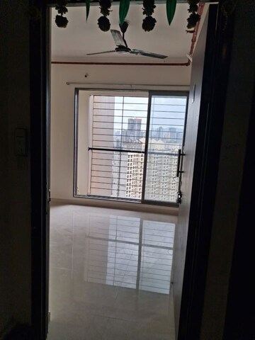 Room in 2 BHK Apartment at Kalpataru Paramount, Kapur Bawdi – for Rent