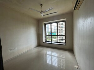 Room in 2.5 BHK Apartment at Oberoi Realty Woods, Goregaon East – for Rent