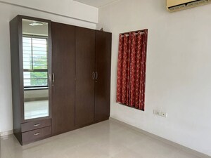 Room in 2.5 BHK Apartment at Oberoi Realty Woods, Goregaon East – for Rent