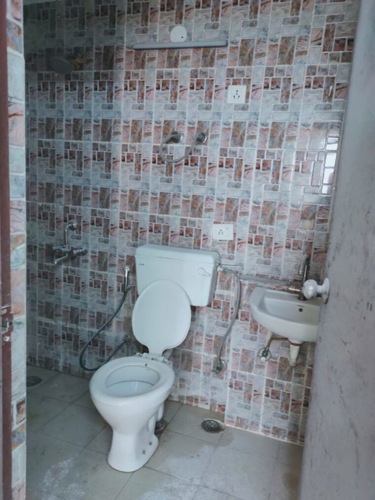 Bathroom, ansal-royal-heritage 3.5 Bedroom 1500 Sq.Ft. Apartment In Sector 70 Faridabad 9941303
