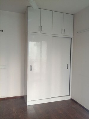 Room in 2.5 BHK Apartment at Mahagun Mywoods II, Sector 16c Greater Noida – for Rent