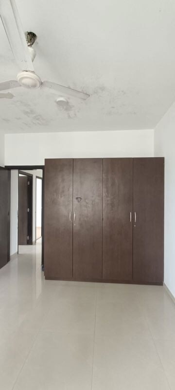 Room in 2.5 BHK Apartment at Oberoi Realty Woods, Goregaon East – for Rent