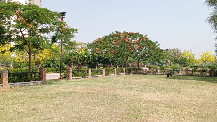 Plot For Sale in DLF City Phase IV