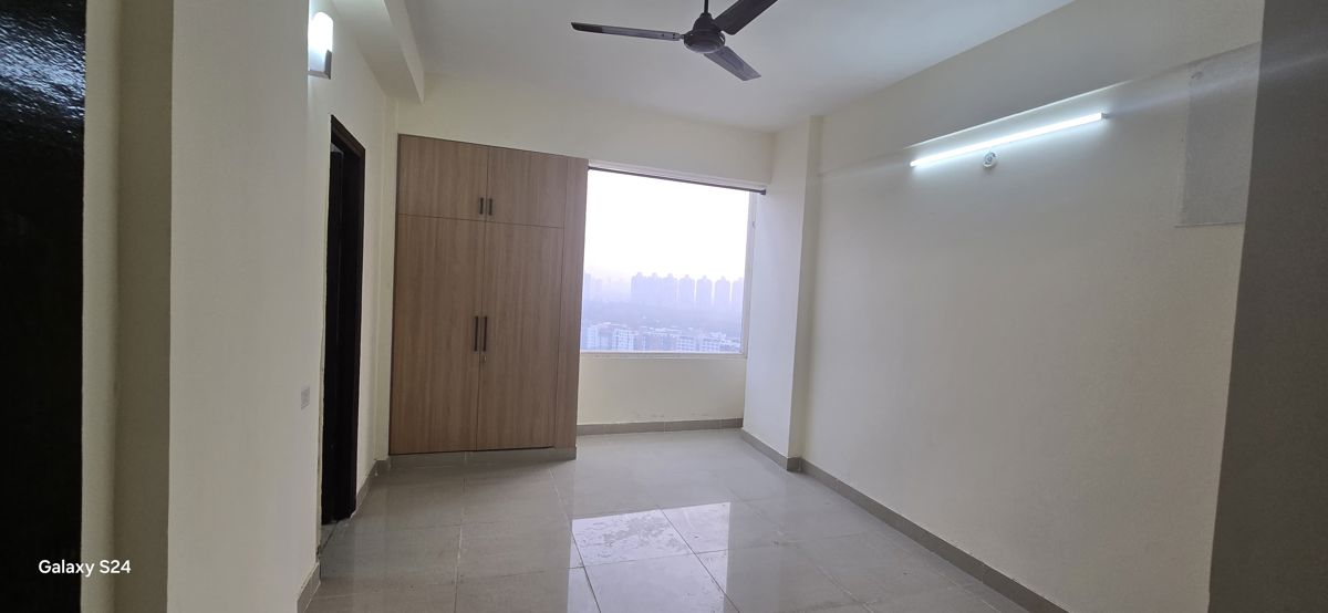 4 BHK + Servant Room Apartment For Rent in Amrapali Heartbeat City
