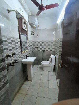 Bathroom in 1.5 BHK Builder Floor at RWA Apartments Sector 40, Sector 40 – for Rent
