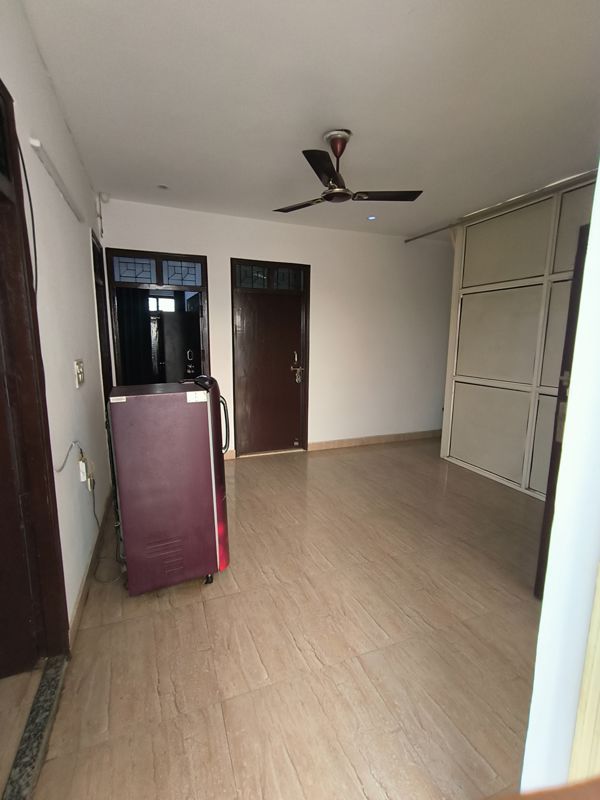 1.5 BHK Builder Floor For Rent in RWA Apartments Sector 40