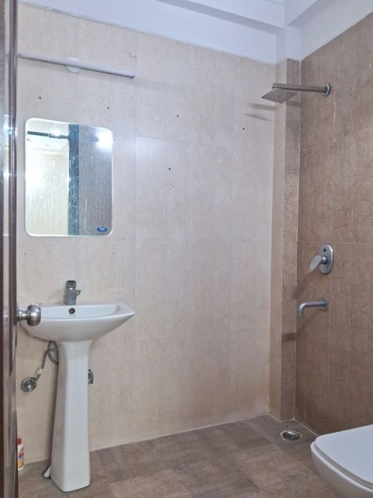 Bathroom, kailash colony 3 Bedroom 1400 Sq.Ft. Builder Floor In Kailash Colony Delhi 9941868