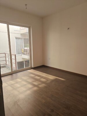 Room in 3 BHK Apartment at BPTP Amstoria Country Floor, Sector 102 – for Sale