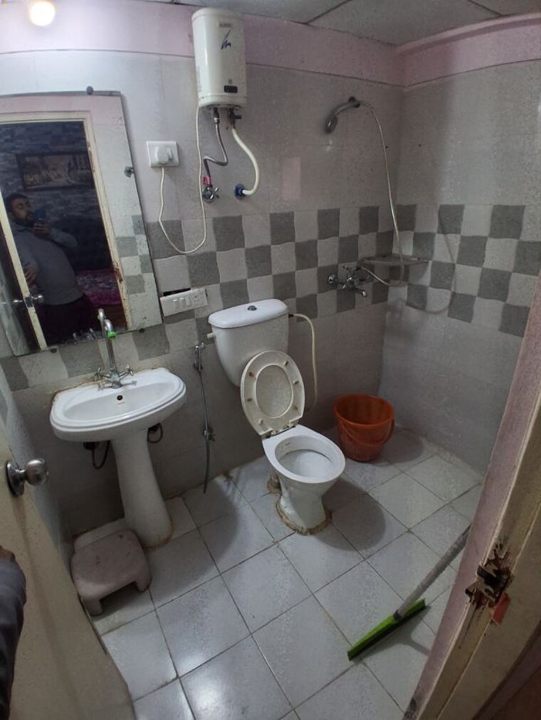 Bathroom, gaur-city-2-14th-avenue 2 Bedroom 955 Sq.Ft. Apartment In Sector 16c Greater Noida Greater Noida 9942434