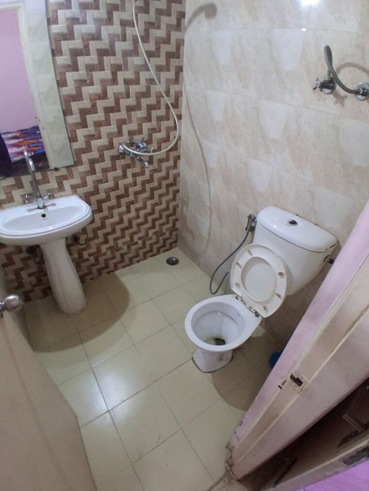 Bathroom, gaur-city-2-14th-avenue 2 Bedroom 955 Sq.Ft. Apartment In Sector 16c Greater Noida Greater Noida 9942434