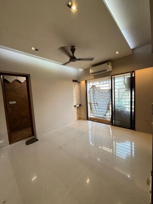 Room in 5 BHK Apartment at Jogeshwari West – for Rent