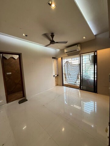 Room in 5 BHK Apartment at Jogeshwari West – for Rent