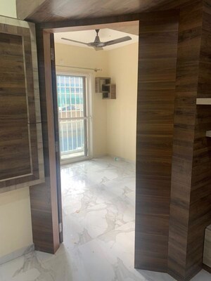 Room in 3 BHK Apartment at Infantry Road – for Rent