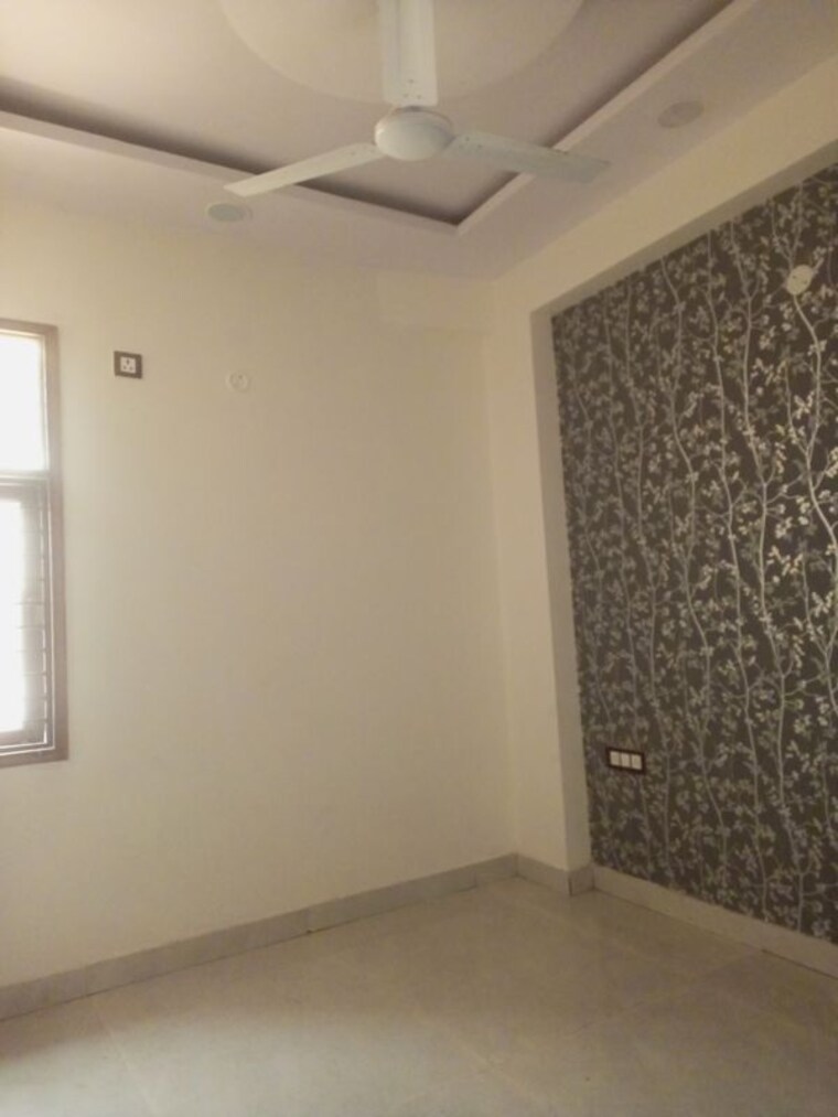 Room, sector 73 2 Bedroom 950 Sq.Ft. Builder Floor In Sector 73 Noida 9942705