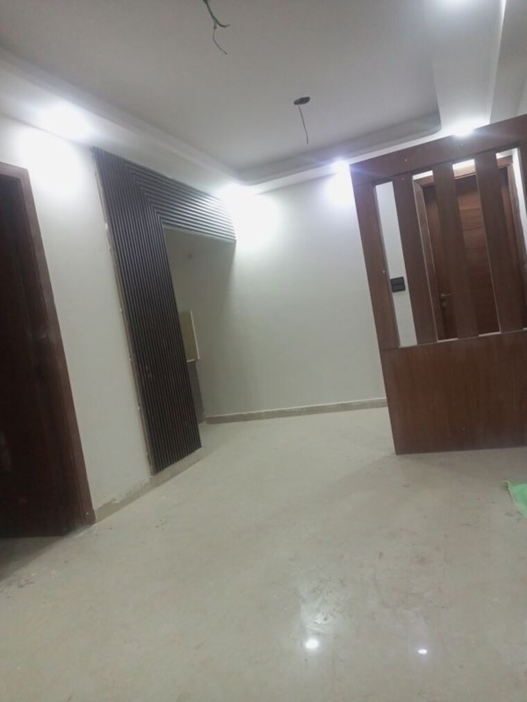 Room, sector 73 2 Bedroom 950 Sq.Ft. Builder Floor In Sector 73 Noida 9942705