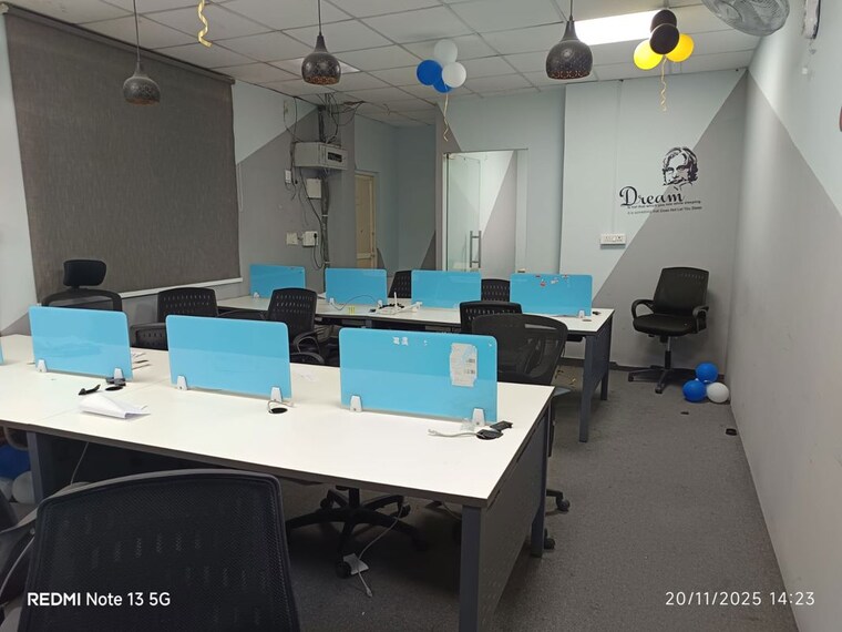Team Area, sector 4 Commercial Office Space 2700 Sq.Ft. In Sector 4 Noida 9942713