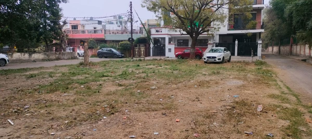 Plot For Sale in Eldeco Saksham