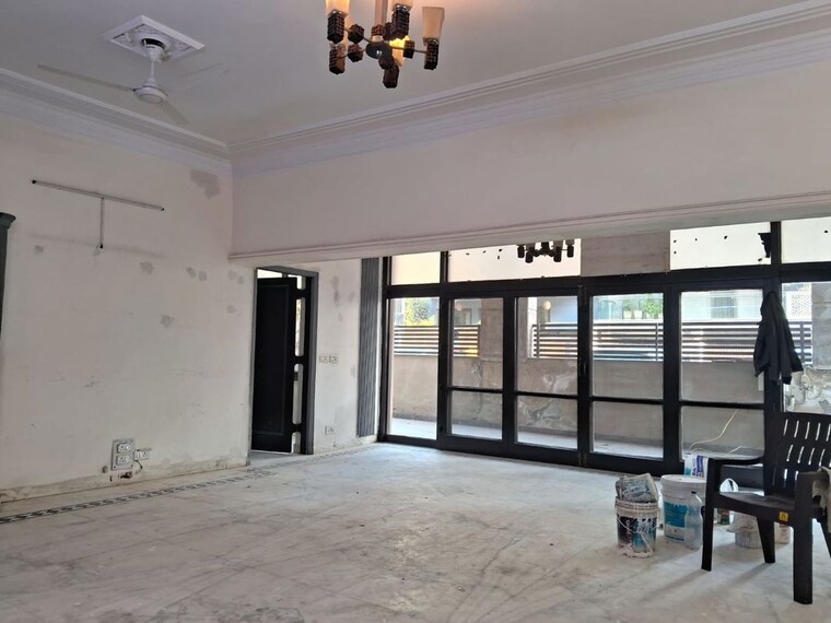  Parking, east of kailash 3 Bedroom 2700 Sq.Ft. Builder Floor In East Of Kailash Delhi 9942468