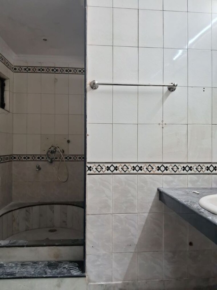 Bathroom, east of kailash 3 Bedroom 2700 Sq.Ft. Builder Floor In East Of Kailash Delhi 9942468