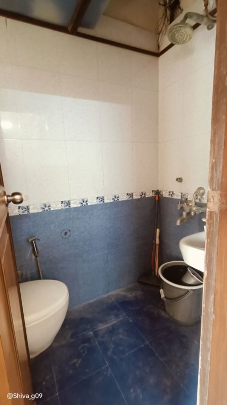 Bathroom, worli naka Pg For Girls In Worli Naka 9943053