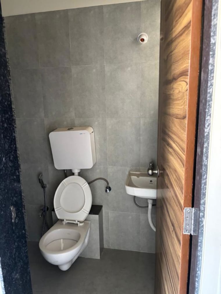 Attached Bathroom, lodha-splendora 2.5 Bedroom 870 Sq.Ft. Apartment In Ghodbunder Road Thane 9943549