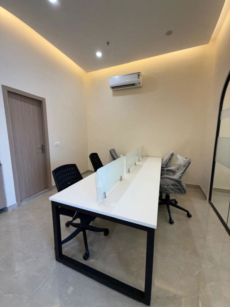 Team Area, dlf-galleria-market Commercial Shop 810 Sq.Ft. In Sector 28 Gurgaon 9940055