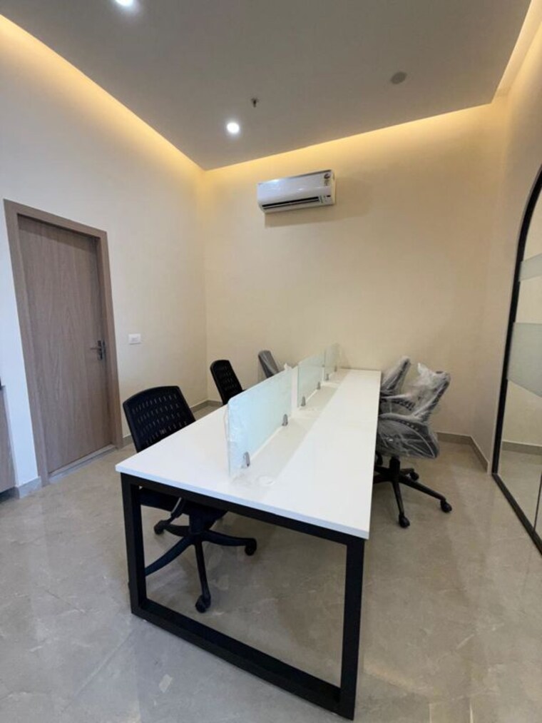 Team Area, dlf-galleria-market Commercial Shop 810 Sq.Ft. In Sector 28 Gurgaon 9940055