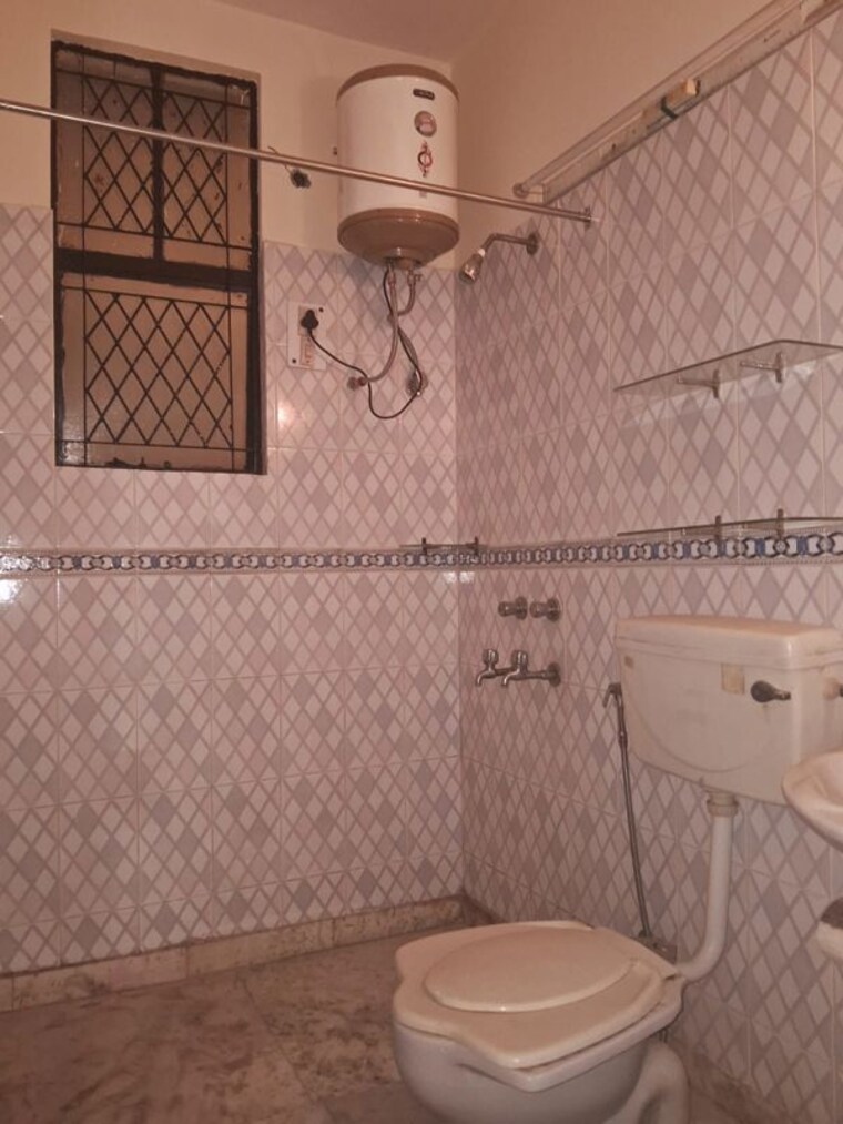 Bathroom, east of kailash 2 Bedroom 900 Sq.Ft. Builder Floor In East Of Kailash Delhi 9943693