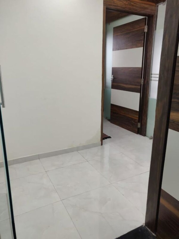 Room, vaishnodevi circle Commercial Office Space 710 Sq.Ft. In Vaishnodevi Circle Ahmedabad 9943719