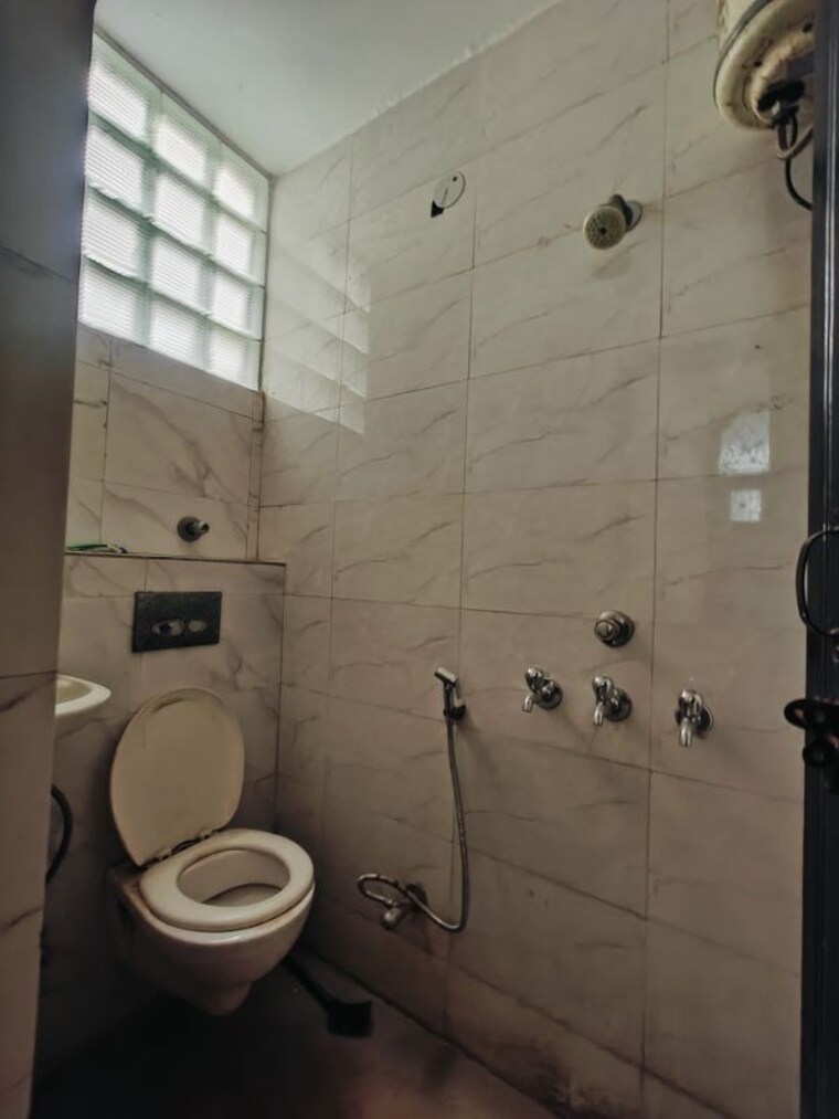 Bathroom, naraina 1 RK 40 Sq.Yd. Apartment In Naraina Delhi 9931090