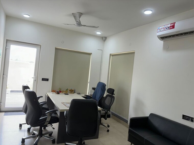Master Bedroom, k-world-royal-court 4 Bedroom 3400 Sq.Ft. Apartment In Sector 39 Gurgaon 9944281