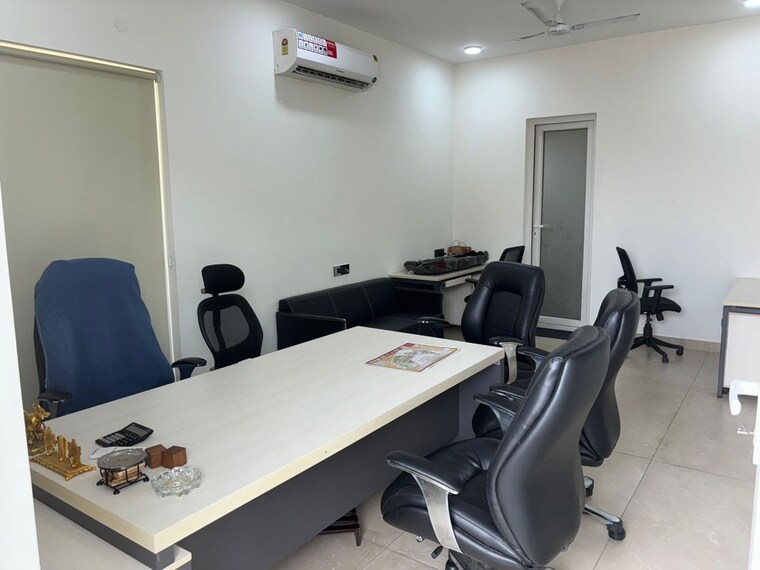 Master Bedroom, k-world-royal-court 4 Bedroom 3400 Sq.Ft. Apartment In Sector 39 Gurgaon 9944281