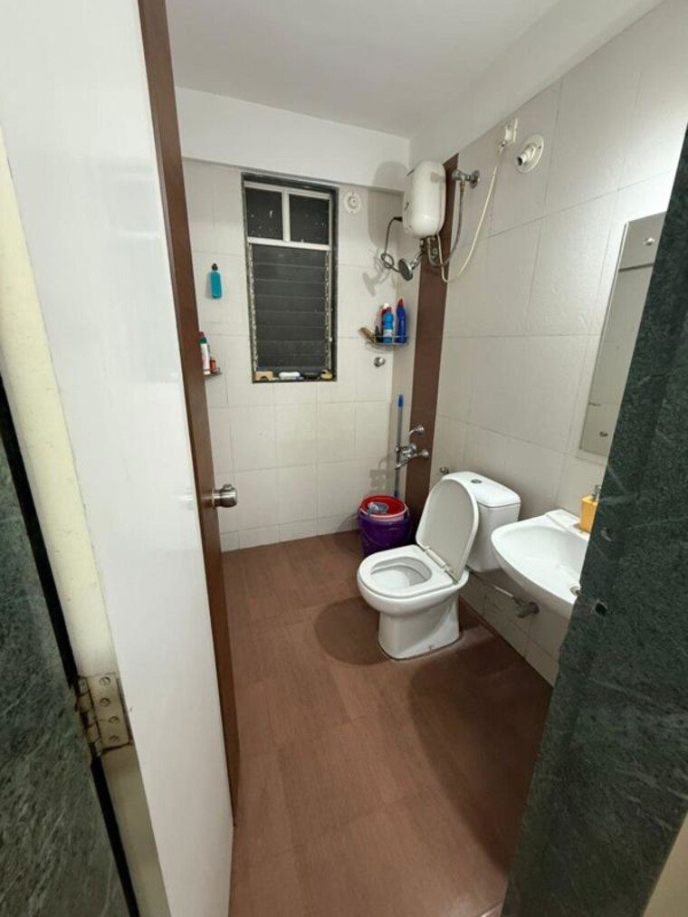 Bathroom, shriram-chs 2 Bedroom 907 Sq.Ft. Apartment In Kothrud Pune 9944411