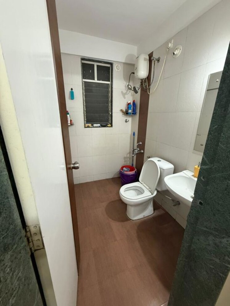 Bathroom, shriram-chs 2 Bedroom 908 Sq.Ft. Apartment In Kothrud Pune 9944417