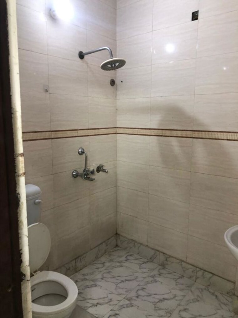 Bathroom, uttam nagar 2.5 Bedroom 60 Sq.Yd. Builder Floor In Uttam Nagar Delhi 9944880