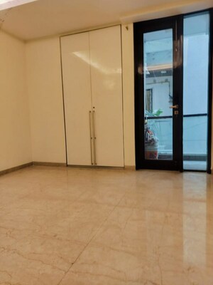 Room in 4 BHK Apartment at Vasant Vihar – for Rent