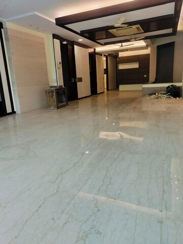 Room in 4 BHK Apartment at Vasant Vihar – for Rent