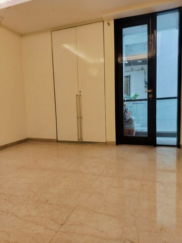 Room in 4 BHK Apartment at Vasant Vihar – for Rent